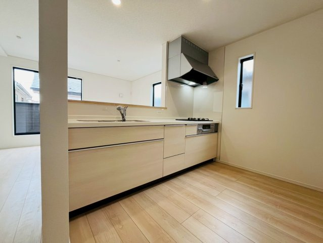 【キッチン】 | 西東京市谷戸町１丁目　新築戸建て | 家族の会話が弾む、使い勝手の良い機能的なキッチンです