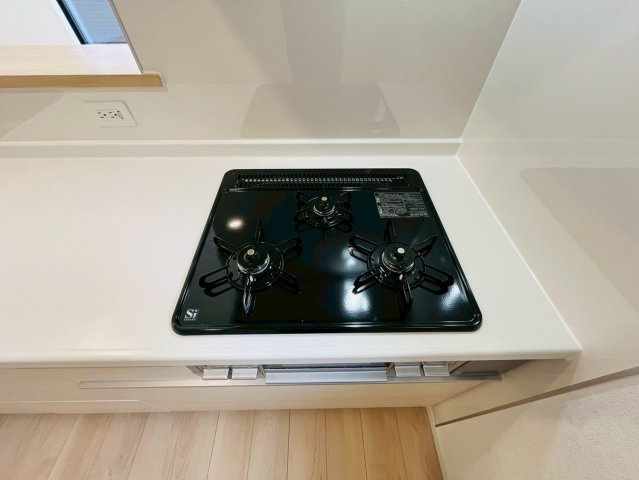 【キッチン】 | 西東京市谷戸町１丁目　新築戸建て | 火力調整しやすく、料理の幅が広がる使い勝手の良いガスコンロ