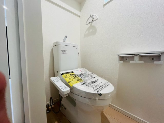 【トイレ】 | 西東京市谷戸町１丁目　新築戸建て | 落ち着いた雰囲気に包まれた、ゆとりある設計のトイレスペース