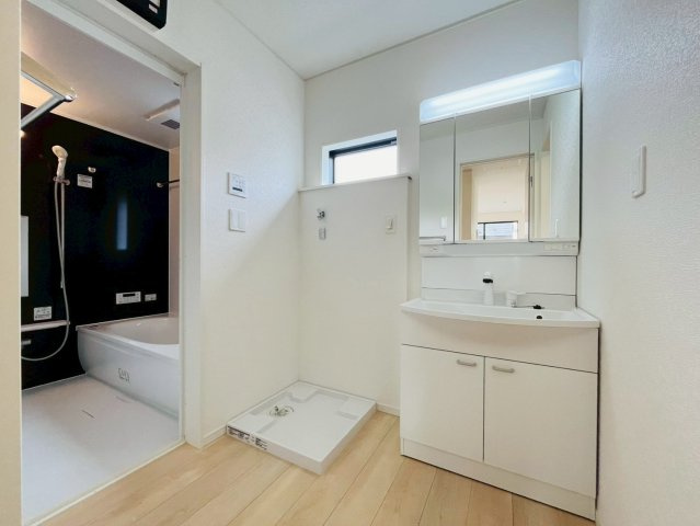 【独立洗面台】 | 西東京市谷戸町１丁目　新築戸建て | 三面鏡付きで収納力が高く、使い勝手に優れた洗面化粧台です