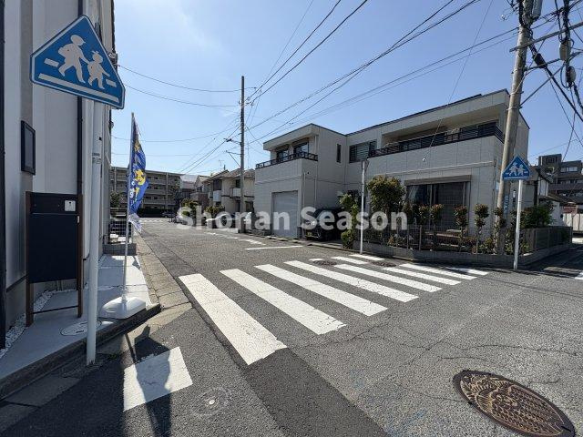 【周辺】 | 学区：石川小・滝の沢中学校
小・中学校近く、コンビニ（徒歩２分）暮らしやすいロケーションに、一生に一度の素敵な住まいを構えませんか♪


