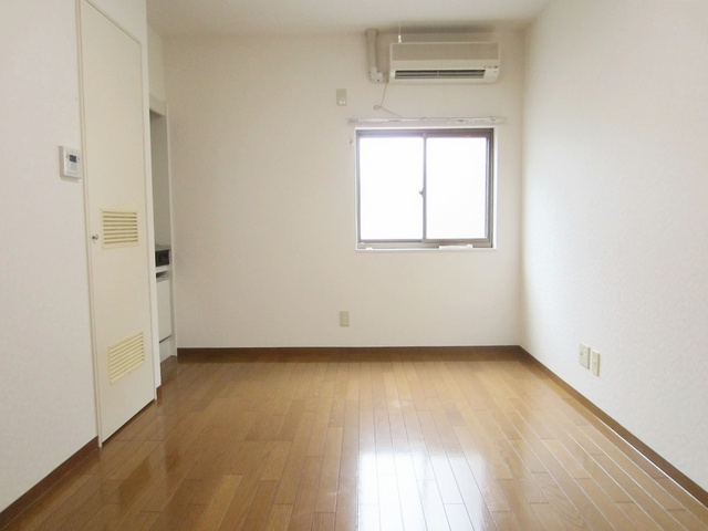 ＭＫビルの居間・リビング|綺麗な形のお部屋で使いやすいですよ。