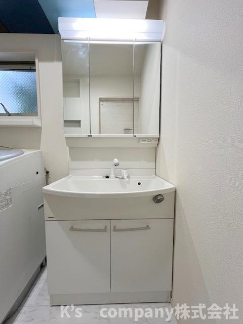 ■高座郡寒川町倉見　中古戸建の独立洗面台|三面鏡の内側には小物収納が充実しています◇