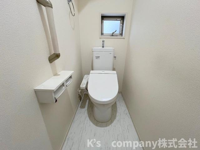 ■高座郡寒川町倉見　中古戸建のトイレ|換気のしやすい窓付きのトイレ◇手すりも付いています♪