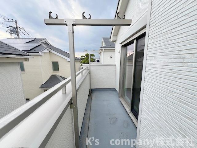 ■高座郡寒川町倉見　中古戸建のバルコニー|バルコニー☆洋室7.5帖の正面はワイドバルコニーになっています◇