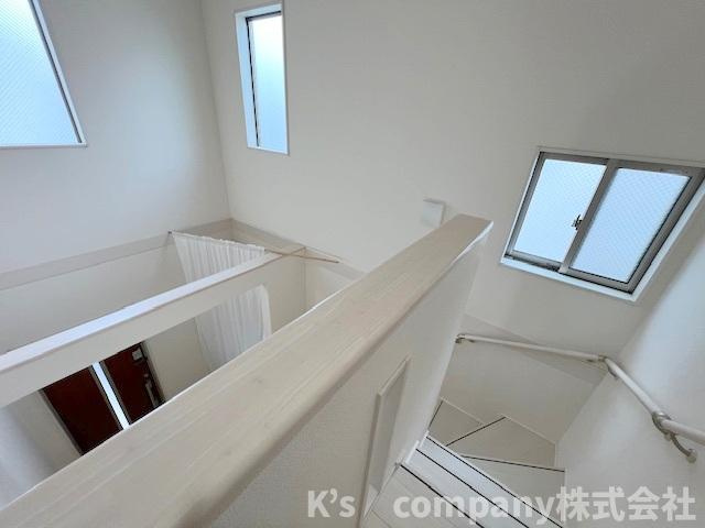 ■高座郡寒川町倉見　中古戸建の内装|2階の階段ホールの吹抜け部分から1階玄関の開放感のある空間☆