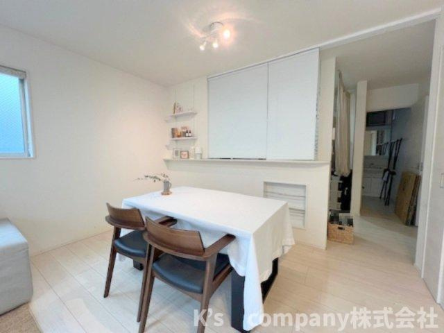 ■高座郡寒川町倉見　中古戸建のキッチン|ご家族とのコミュニケーションが取りやすい対面キッチンの正面にダイニングスペース☆