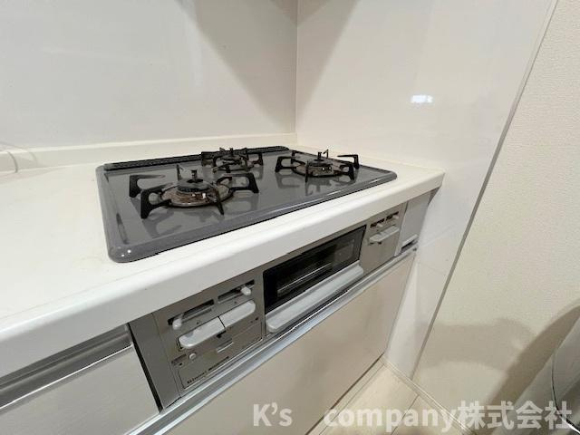 ■高座郡寒川町倉見　中古戸建のキッチン|三口ガスコンロでお料理の幅が広がります♪