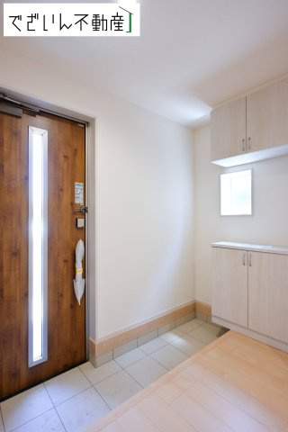【玄関】 | Livele Garden.S加須市富士見町(加須駅)　新築住宅 | 「ただいま」と「おかえり」が自然と交わされる、明るく開放的な玄関。家族の絆が深まる場所です。
現地(2026年5月撮影)