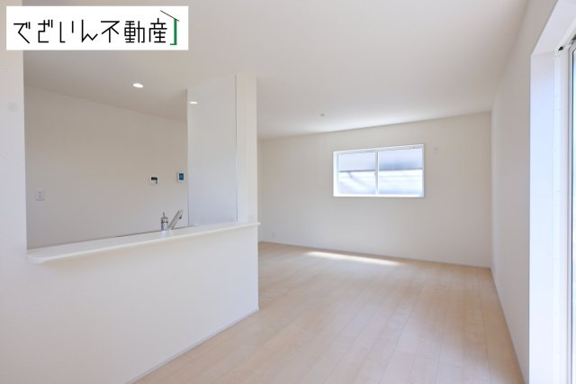 【居間・リビング】 | Livele Garden.S加須市富士見町(加須駅)　新築住宅 | 室内構成に拘り採光とセンスを散りばめた空間。それは『柔らかさ』に似た素敵な居場所。そこに暮らす人のことを考えつくり出したものは『癒し』という心地よい居場です。
現地(2026年5月撮影)