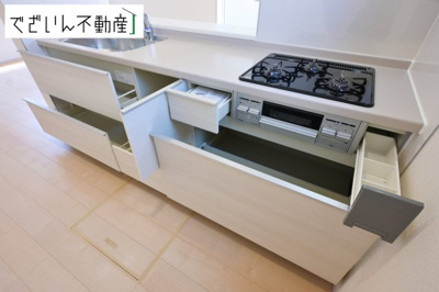 【キッチン】 | Livele Garden.S加須市富士見町(加須駅)　新築住宅 | ご家族みんなで調理ができる位のスペースを実現したキッチン空間となっております。みんなで作った料理を召し上がりながらの会話は、自然と笑いが絶えない空間がそこに広がります。
現地(2026年5月撮影)
