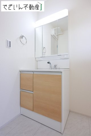 【独立洗面台】 | Livele Garden.S加須市富士見町(加須駅)　新築住宅 | 朝の支度も家族並んでスムーズに。洗面台の広さと収納力が、忙しい毎日を支えてくれます。
現地(2026年5月撮影)