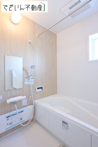 【浴室】 | Livele Garden.S加須市富士見町(加須駅)　新築住宅 | 清潔感のあるバスルームは、忙しい毎日の中でほっと一息つける場所。育児の合間に、心も体もリセットできる大切な時間が生まれます。
現地(2026年5月撮影)