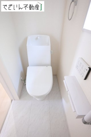 【トイレ】 | Livele Garden.S加須市富士見町(加須駅)　新築住宅 | 1・2階にトイレがございます♪朝の忙しい時間帯も待たずにすみそうですね♪毎日使う場所だから、より快適な空間に仕上げられています。
現地(2026年5月撮影)