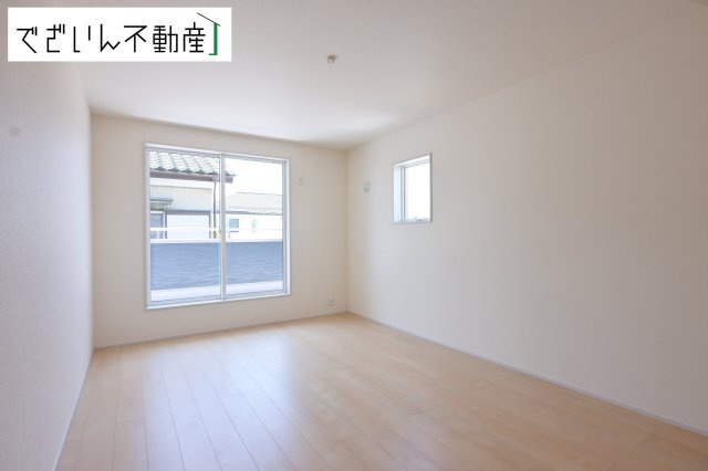 【洋室】 | Livele Garden.S加須市富士見町(加須駅)　新築住宅 | 夫婦の寝室としても使える落ち着いた居室。育児の合間にほっと一息つける、静かな時間を守ってくれます。
現地(2026年5月撮影)
