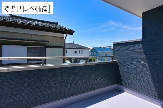 【バルコニー】 | Livele Garden.S加須市富士見町(加須駅)　新築住宅 | 植物を育てたり、椅子を置いて読書したり。暮らしにちょっとした豊かさを添える空間です。
現地(2026年5月撮影)