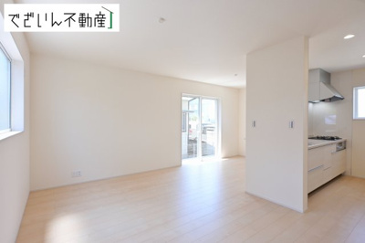 【居間・リビング】 | Livele Garden.S加須市富士見町(加須駅)　新築住宅 | 細部まで丁寧に仕上げられた内装が、日々の生活を豊かに彩ります。家族の思い出が増えていく場所に。
現地(2026年5月撮影)