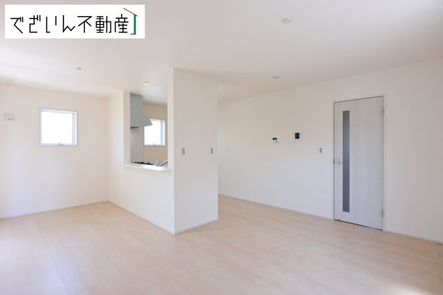 【居間・リビング】 | Livele Garden.S加須市富士見町(加須駅)　新築住宅 | 空気感という居心地の良いＢＧＭは、暮らしのステージを彩り、心のやすらぎと満足感を与えてくれます。通風と採光を考慮した設計は地域の鼓動を感じ、お寛ぎ頂くことが可能です。
現地(2026年5月撮影)