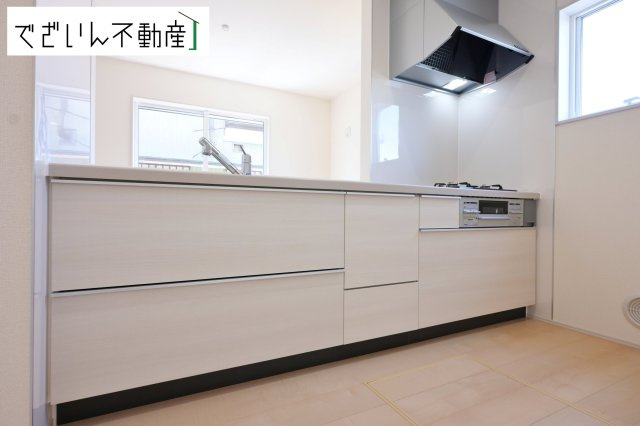 【キッチン】 | Livele Garden.S加須市富士見町(加須駅)　新築住宅 | 共働きでも無理なく使える効率的なレイアウト。夕食の準備も、家族の会話を楽しみながら進められる、心地よいキッチンです。
現地(2026年5月撮影)