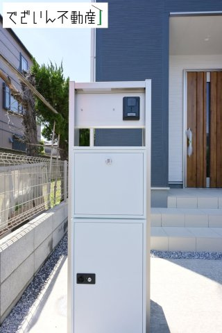 【玄関】 | Livele Garden.S加須市富士見町(加須駅)　新築住宅 | 玄関前には宅配BOX付き門柱・POSTがあるので、荷物の受け取りに便利です。
現地(2026年5月撮影)