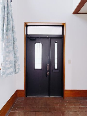 【中古戸建】富岡市宮崎の玄関|■玄関｜毎日の「いってらっしゃい」や「お帰りなさい」を大切なご家族と過ごす玄関は〈使いやすさ〉を追求しております。玄関横の物入は急な来客時でもさっとお片付けできるスペースを確保しています。