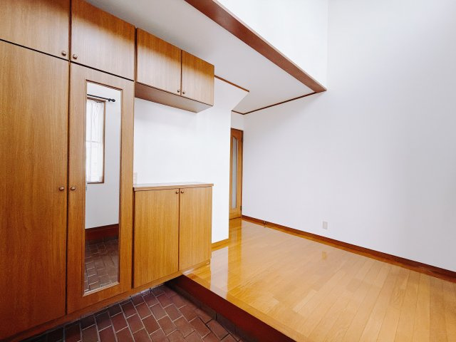 【中古戸建】富岡市宮崎の玄関|■玄関｜収納豊富な玄関♪全身ミラー付き収納もあり、お出かけ前の身だしなみチェックもバッチリです！