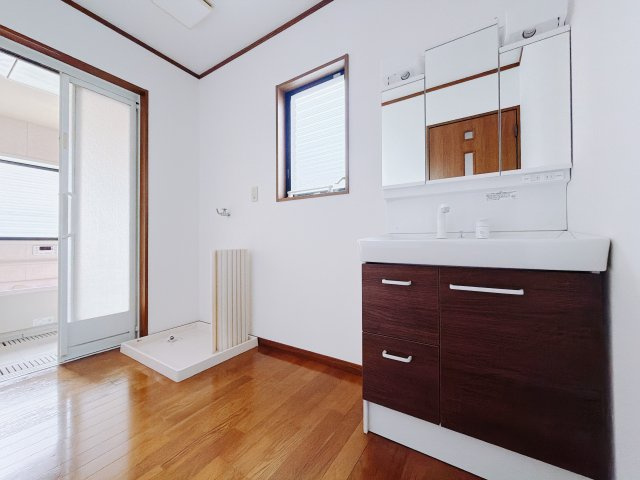 【中古戸建】富岡市宮崎の独立洗面台|■洗面室｜ゆとりのある洗面脱衣室ではお子様と並んで歯磨きもできるので一緒に成長を楽しめます♪ひろびろとした洗面室で、朝の準備も楽しくなります☆.*