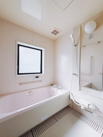 【中古戸建】富岡市宮崎の浴室|■浴室｜ゆったり足を伸ばせるサイズの浴室(*＾＾*)　夜間のお洗濯や、雨の日のお洗濯に大活躍の浴室暖房乾燥機付き！お子さまとの入浴の際に嬉しいエコベンチ浴槽付きです♪