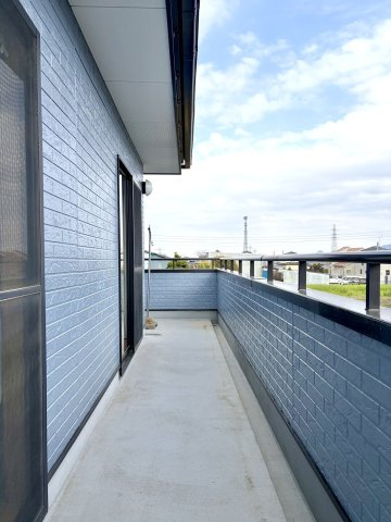【中古戸建】富岡市宮崎のバルコニー|■バルコニー｜空が見える広々としたバルコニー♪家族で星空観賞ができて夜が楽しみになりますね☆