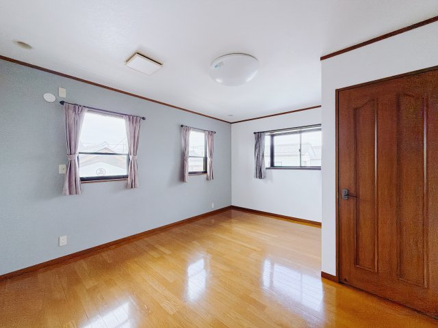 【中古戸建】富岡市宮崎の寝室|■主寝室｜寝室にはアクセントクロスをあしらい、ホテルのような落ち着いた空間を演出しました。陽当りも良く、朝は爽やかな陽射しがお部屋を包みます☆