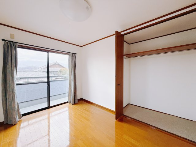 【中古戸建】富岡市宮崎の洋室|■2階洋室｜ナチュラルカラーの床です。模様替えなどとても楽しく工夫できます♪陽当たり、風通しもとても良いので毎日快適な生活スタートです！子供部屋にも良いですね♪
