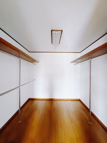 【中古戸建】富岡市宮崎の収納|■WIC｜お洋服はもちろん、使う頻度の少ない家具や小物・場所を取りがちな旅行用のスーツケースなどもしまえます。また、厚手のコートをしまっても充分な広さを堪能できるプランです♪