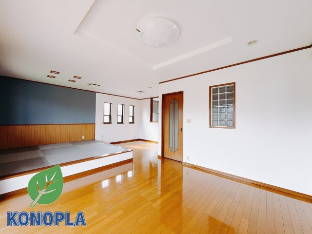 【中古戸建】富岡市宮崎の居間・リビング|■リビング｜落ち着きのある表情を見せるリビングダイニング。太陽の光がたっぷり差し込むリビングは、自然とご家族が集まる居心地の良い空間です。