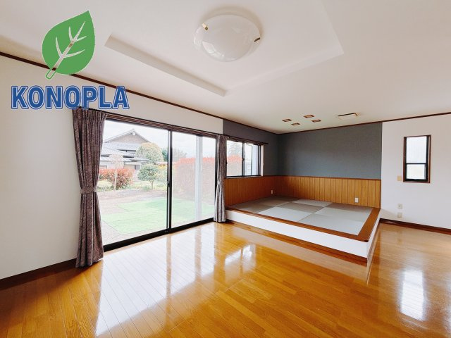 【中古戸建】富岡市宮崎の居間・リビング|■リビング｜時の流れと共に陽射しは装いを変え空間に新たな彩りを与えます。一日中家に居ても飽きることなく過ごすことができる素敵な空間です♪