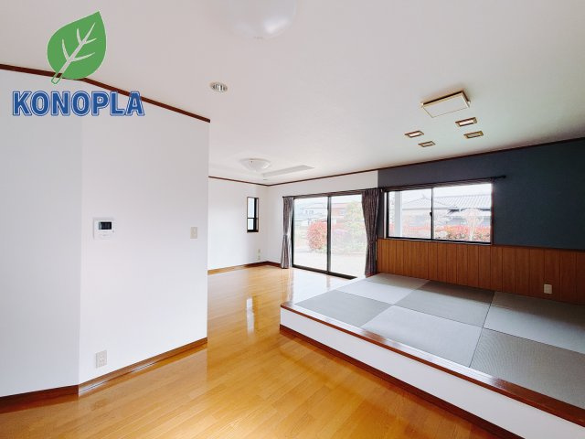 【中古戸建】富岡市宮崎の居間・リビング|■リビング｜家族でゆったりくつろげる、居心地の良いリビング♪賃貸と違って、テレビや音楽の音を気にしなくて良いことが嬉しいですね(*＾＾*)