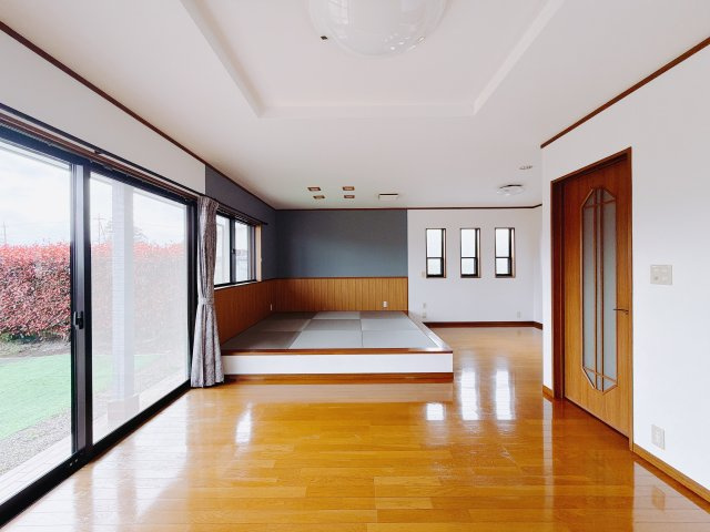 【中古戸建】富岡市宮崎の居間・リビング|■リビング｜大きい窓からあたたかいたっぷりの光が入ります♪開放的な空間で毎日をもっと快適に(*＾＾*)