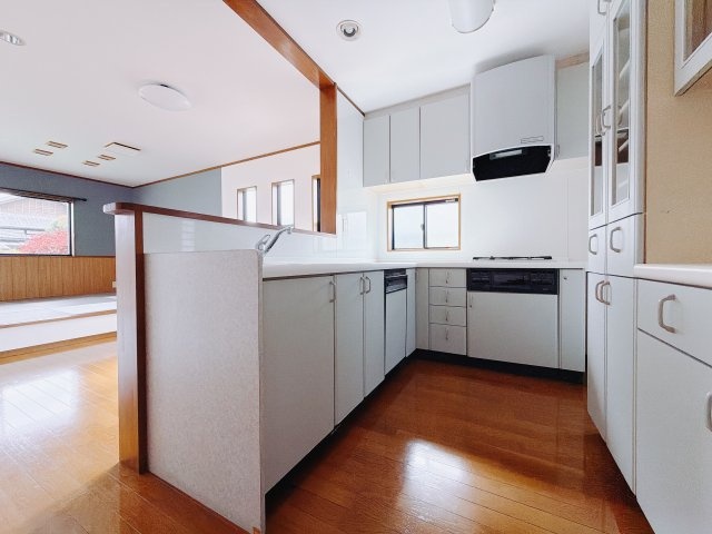 【中古戸建】富岡市宮崎のキッチン|■キッチン｜ワークトップの幅が広く、お子様といっしょにお料理をつくったり、ちょっとしたパーティーも楽しめます。フラットなのでお掃除がしやすいのもポイントです♪