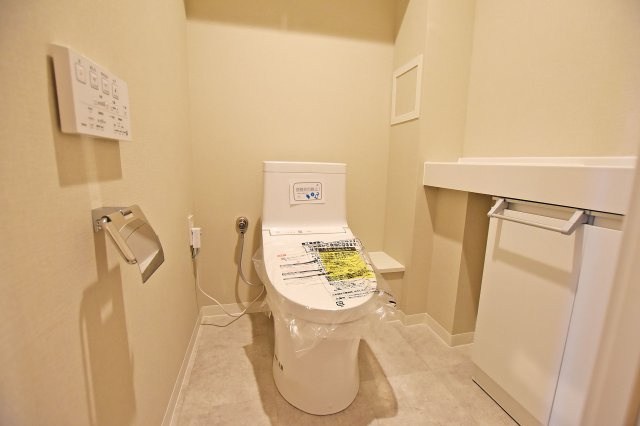 ルネヒューマンズガーデンパラディオB棟のトイレ|温水洗浄便座付きトイレで、座った時にヒヤっとせず年中快適なトイレ時間を過ごせます。
