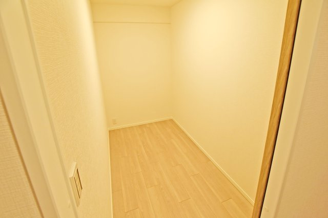 ルネヒューマンズガーデンパラディオB棟の収納|-納戸2.5帖-
日用品のストックや、お掃除用具などを収納できる便利なスペースです。