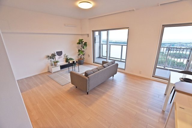 ルネヒューマンズガーデンパラディオB棟の居間・リビング|明るい陽が差し込む広々としたリビングは家族のコミュニケーションが自然に増える間取りです。ダイニングテーブルやソファーを設置しても十分な広さとなっております。