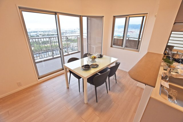 ルネヒューマンズガーデンパラディオB棟の居間・リビング|甲子園浜のオーシャンビュー＆六甲山系の山々をご覧いただけます！
リビングとダイニングのゾーニング分けがしやすく、それぞれの空間作りを楽しめます。