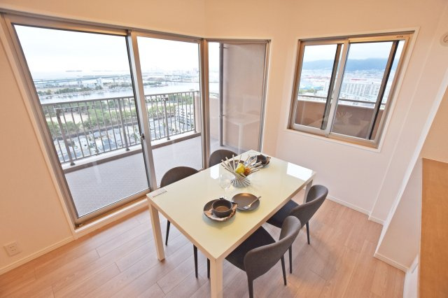 ルネヒューマンズガーデンパラディオB棟の居間・リビング|キッチン・ダイニング・リビングそれぞれに窓を設けていますのであたたかな陽射しに包まれながら心地良い生活を送ることができます。