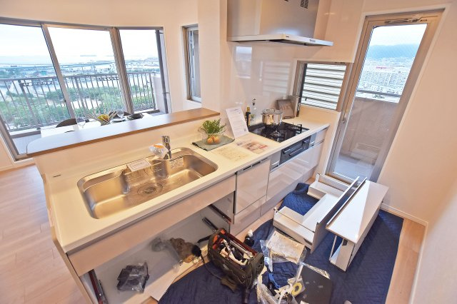 ルネヒューマンズガーデンパラディオB棟のキッチン|対面式キッチンなので開放感があり、空間が広く感じれます。
一体型浄水水栓と食洗器を標準搭載しています。天板下いっぱいに収納庫を設けており、調理器具から掃除用具まですっきり収めることが出来ます。