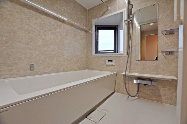 ルネヒューマンズガーデンパラディオB棟の浴室|広々バスルーム。足を延ばしてゆったりと寛げます。
浴室乾燥機完備で雨の日でも安心してお洗濯ができますね◎