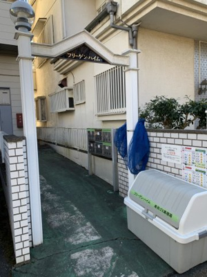 【その他共用部分】 | フリーゲンハイム | 可愛いエントランスとダストボックス、専用ポストもあります。