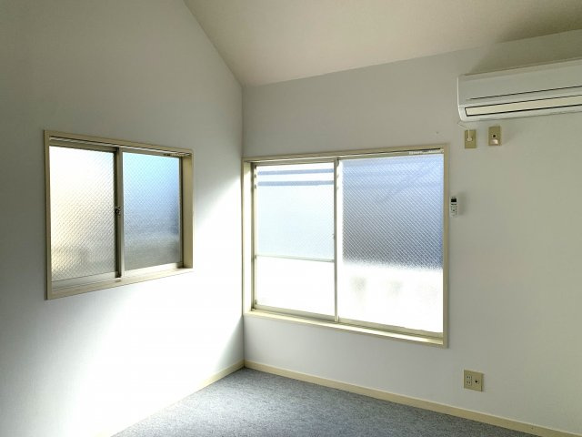 【洋室】 | フリーゲンハイム | とても明るい洋室です