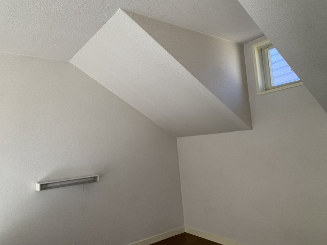 【設備】 | フリーゲンハイム | 広々ロフトには窓もあります。