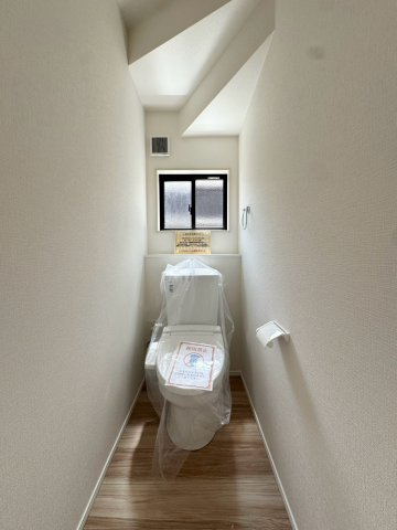  For.M Iーフォルムー小倉北区熊本3丁目2期　【小倉北区　新築戸建て】のトイレ|１階トイレは窓もあり明るく開放的♪　【小倉北区　新築戸建て】