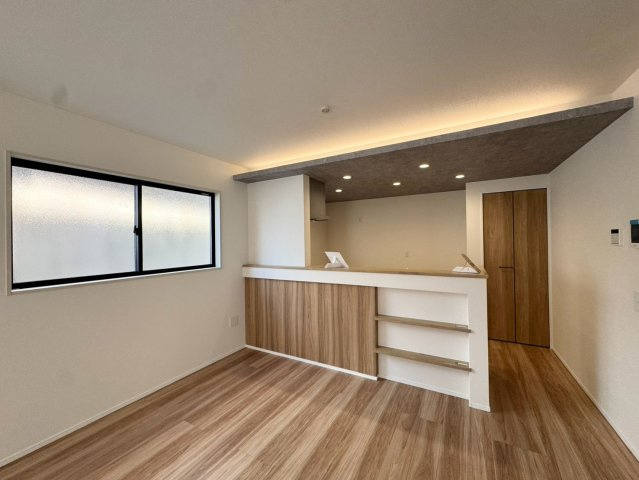  For.M Iーフォルムー小倉北区熊本3丁目2期　【小倉北区　新築戸建て】のキッチン|コープ照明がお洒落で明るく開放的な空間♪　【小倉北区　新築戸建て】