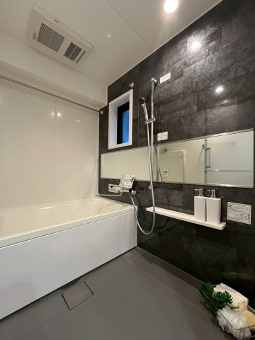 【浴室】 | ハイネスプリモール城東 | 石調のアクセントパネルで雰囲気のあるユニットバス。浴室乾燥機つきで、お洗濯物の乾燥に加え、浴室内の湿度も抑えカビも発生しにくくなります。
